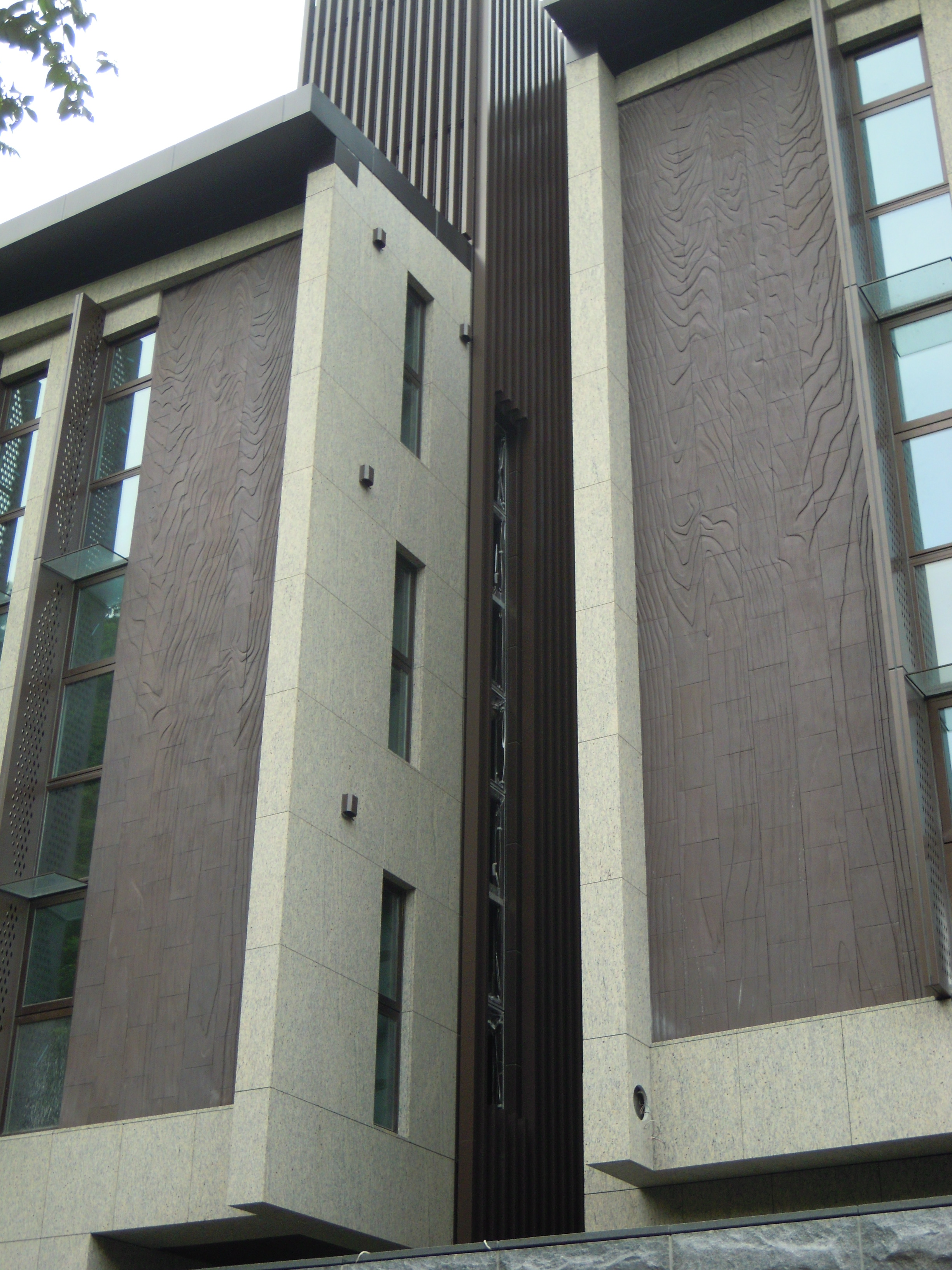 2013 德宏建設陽明山住宅外觀陶壁 「木紋陶壁」