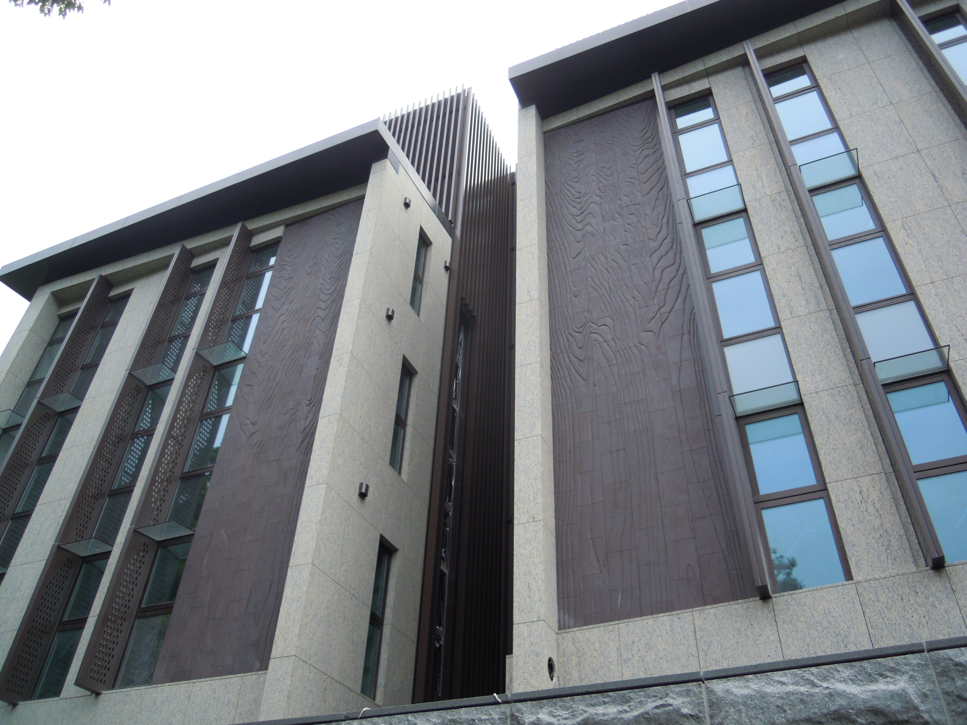 2013 德宏建設陽明山住宅外觀陶壁 「木紋陶壁」