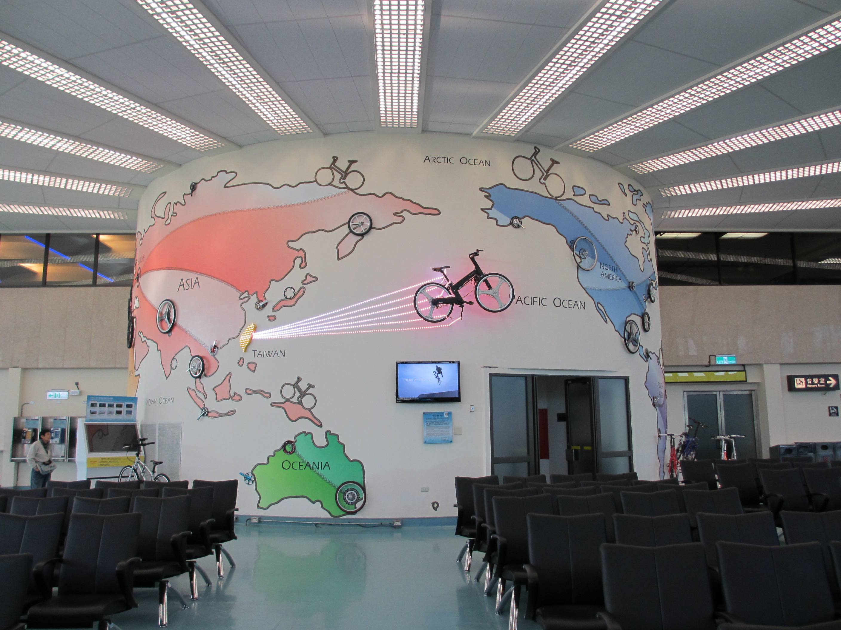 2012 桃園國際機場第一航廈候機室改造合作案「轉動全世界」