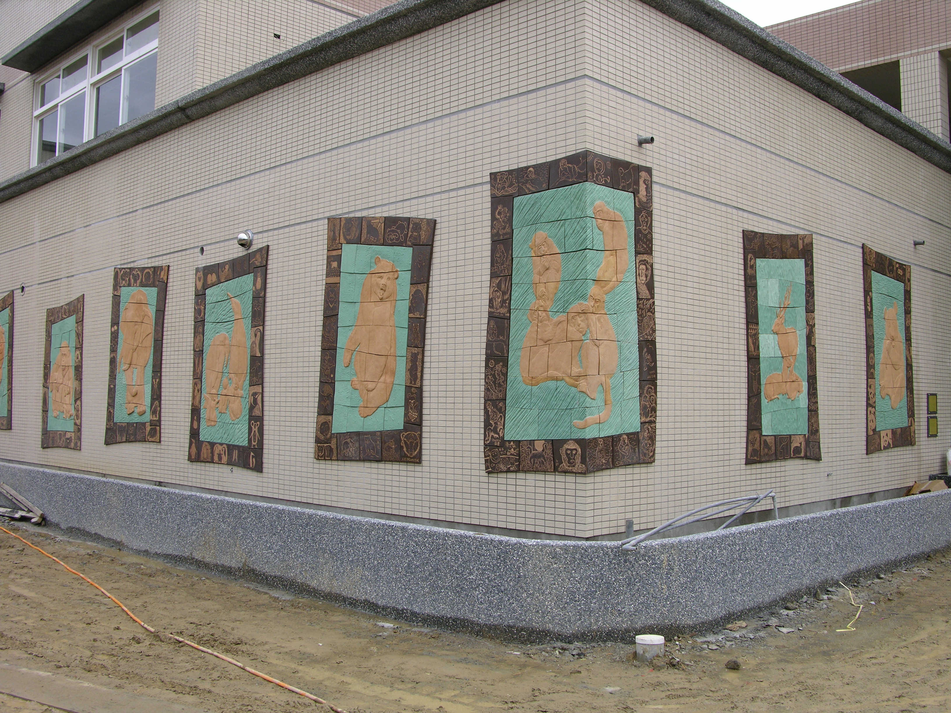 2005臺北市立動物園「隔離檢疫舍新建工程」公共藝術設置案設置執行「妳儂我儂—印象朋友」